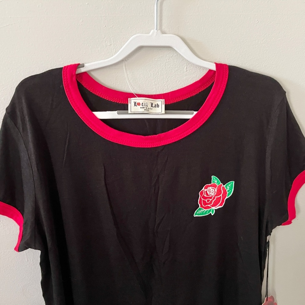 Pretty Rose T Shirt, Small, Women, Black & Red, New With Tags